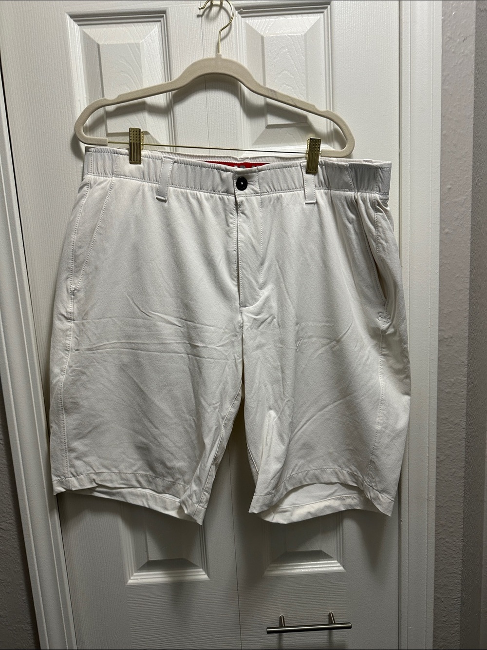 Under Armour White Performance LOOSE fit / Heat gear / 38 size